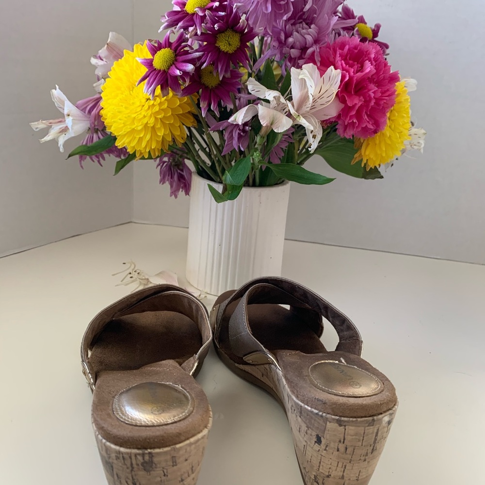 Gianni Bernini Gold Tone/Taupe Cork Wedge Sandals - Picture 5 of 8